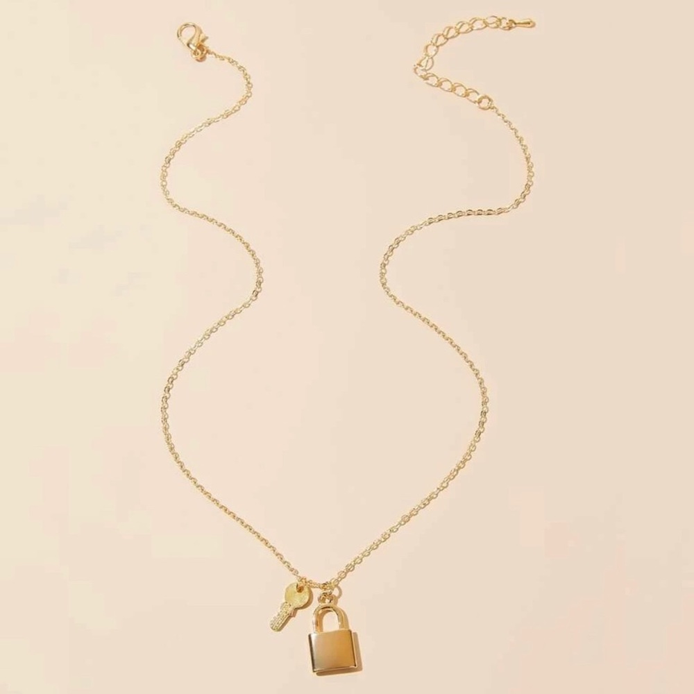 3/$30 💛 Lock and Key Pendant Necklace - Picture 2 of 3